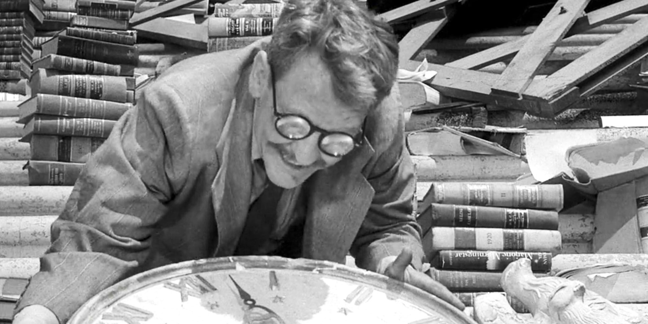 Henry Bemis guarda l’orologio gigante in Time Enough at Last