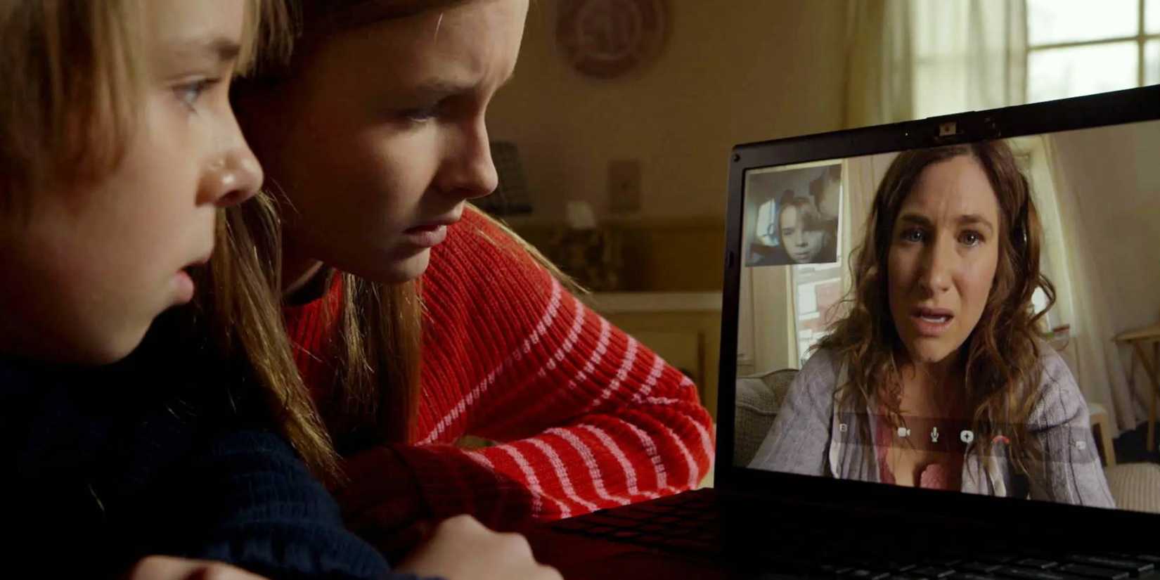 The kids from The Visit talking to their mother (Kathryn Hahn)