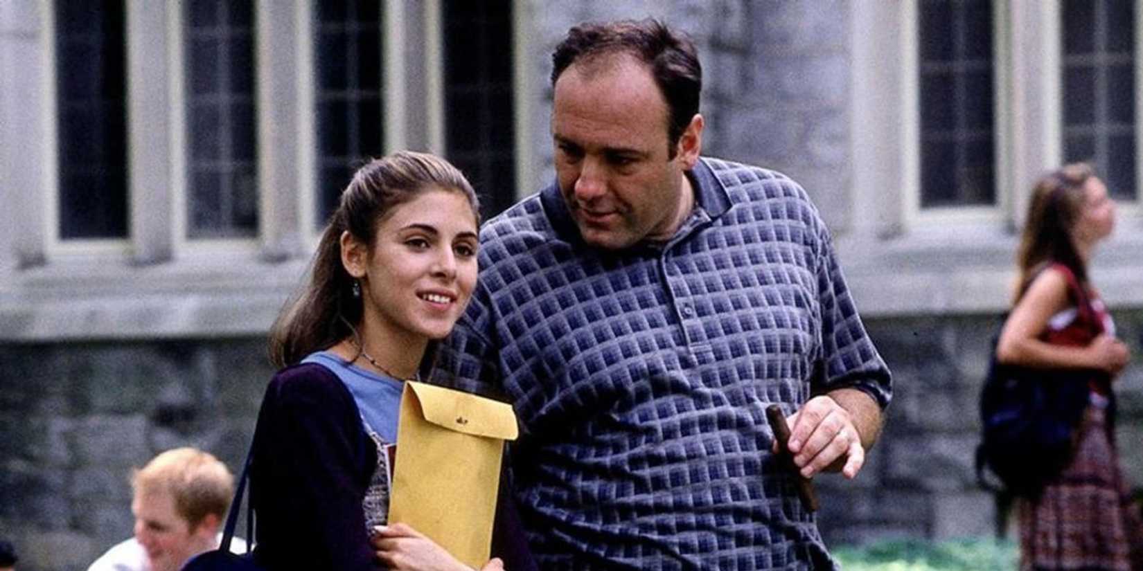 Tony Soprano e Meadow em um campus universitário em