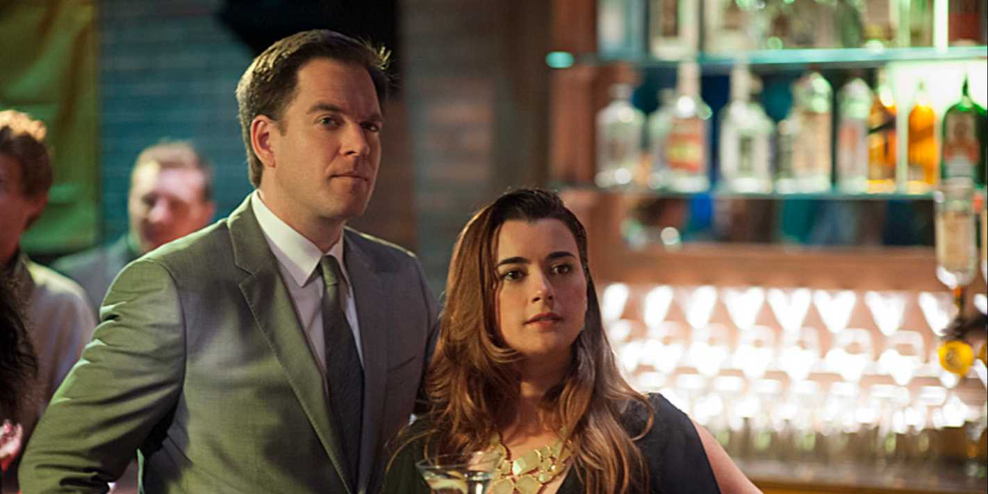 Tony and Ziva standing at a bar in the NCIS episode Berlin