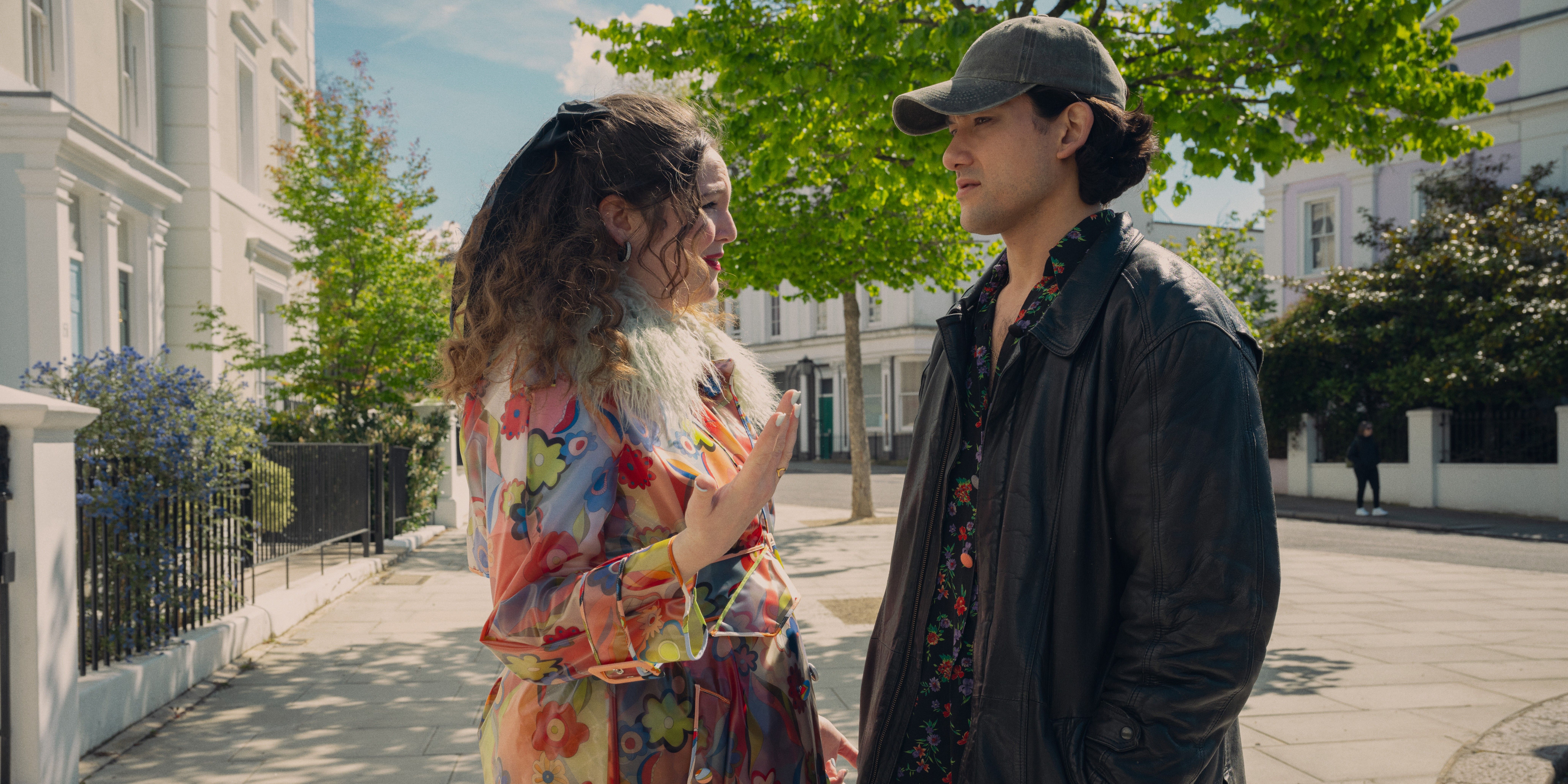 Felix e Jessica conversano in Too Much