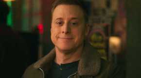 Alan Tudyk smiling as Harry Vanderspeigle in Resident Alien