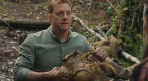 Alan Tudyk as Harry Vanderspeigle holding the Mantid's head in Resident Alien