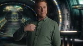 Alan Tudyk pointing to himself as Harry in Resident Alien