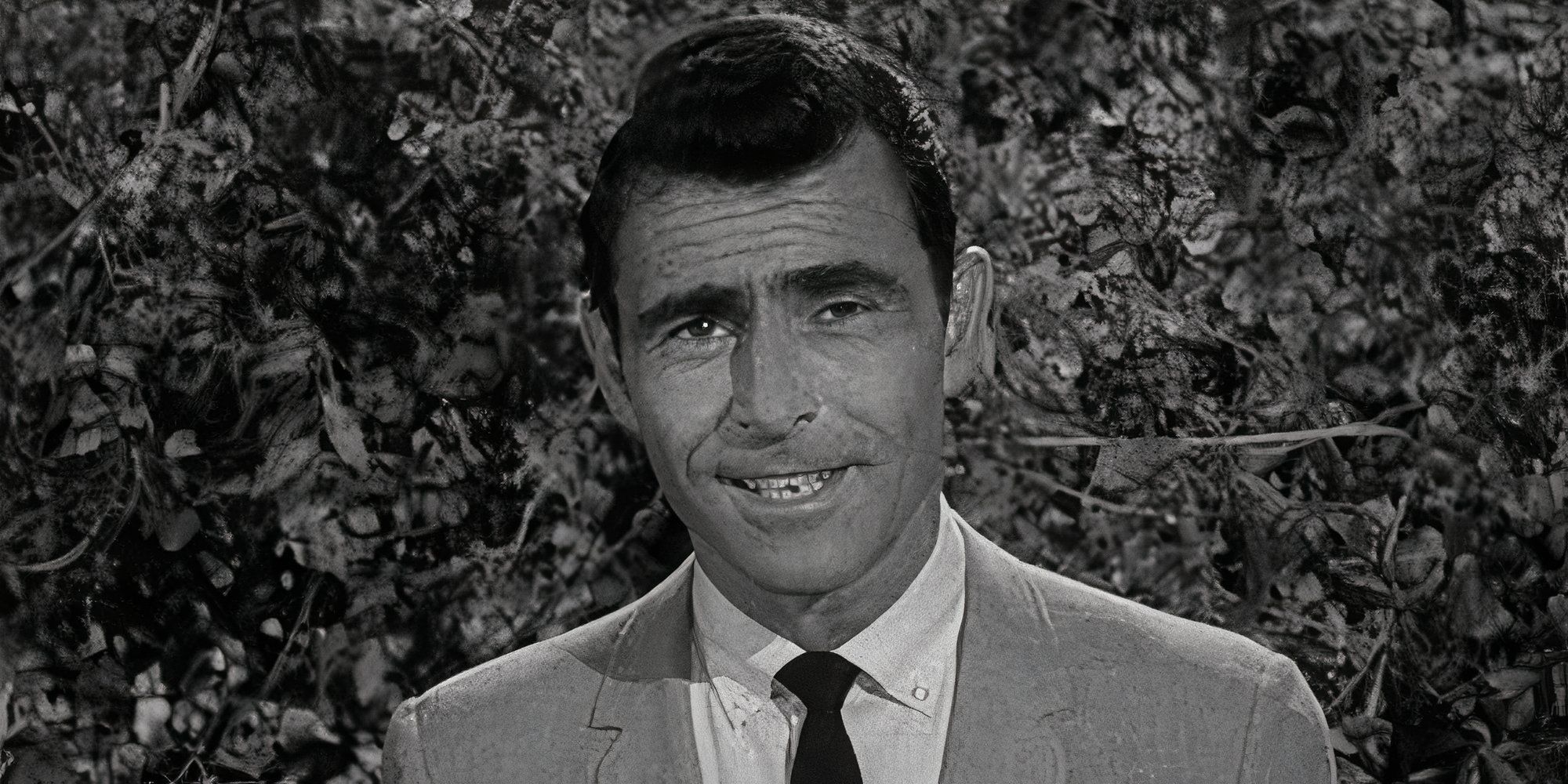 Rod Serling mentre introduce The Twilight Zone