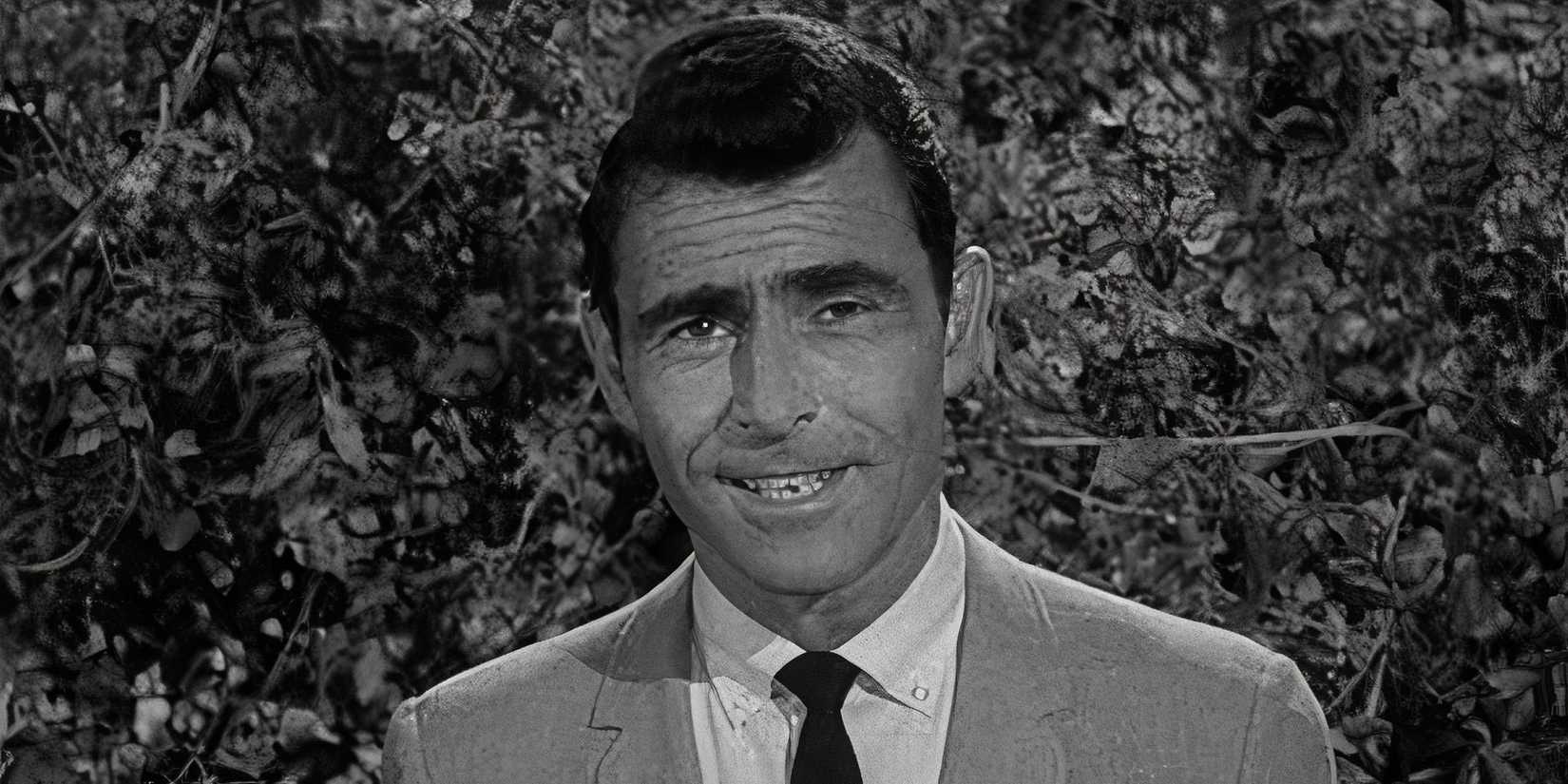 Rod Serling narrando para a platéia enquanto ele fica em frente a um arbusto na zona de Twilight.