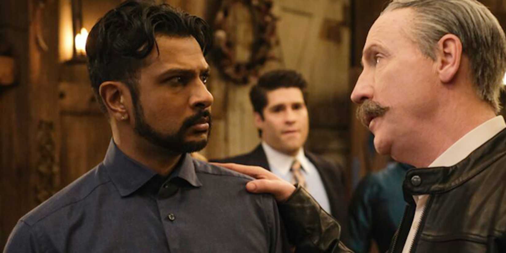 Jay (Utkarsh Ambudkar) e Elias (Matt Walsh) em cena da série Ghosts.