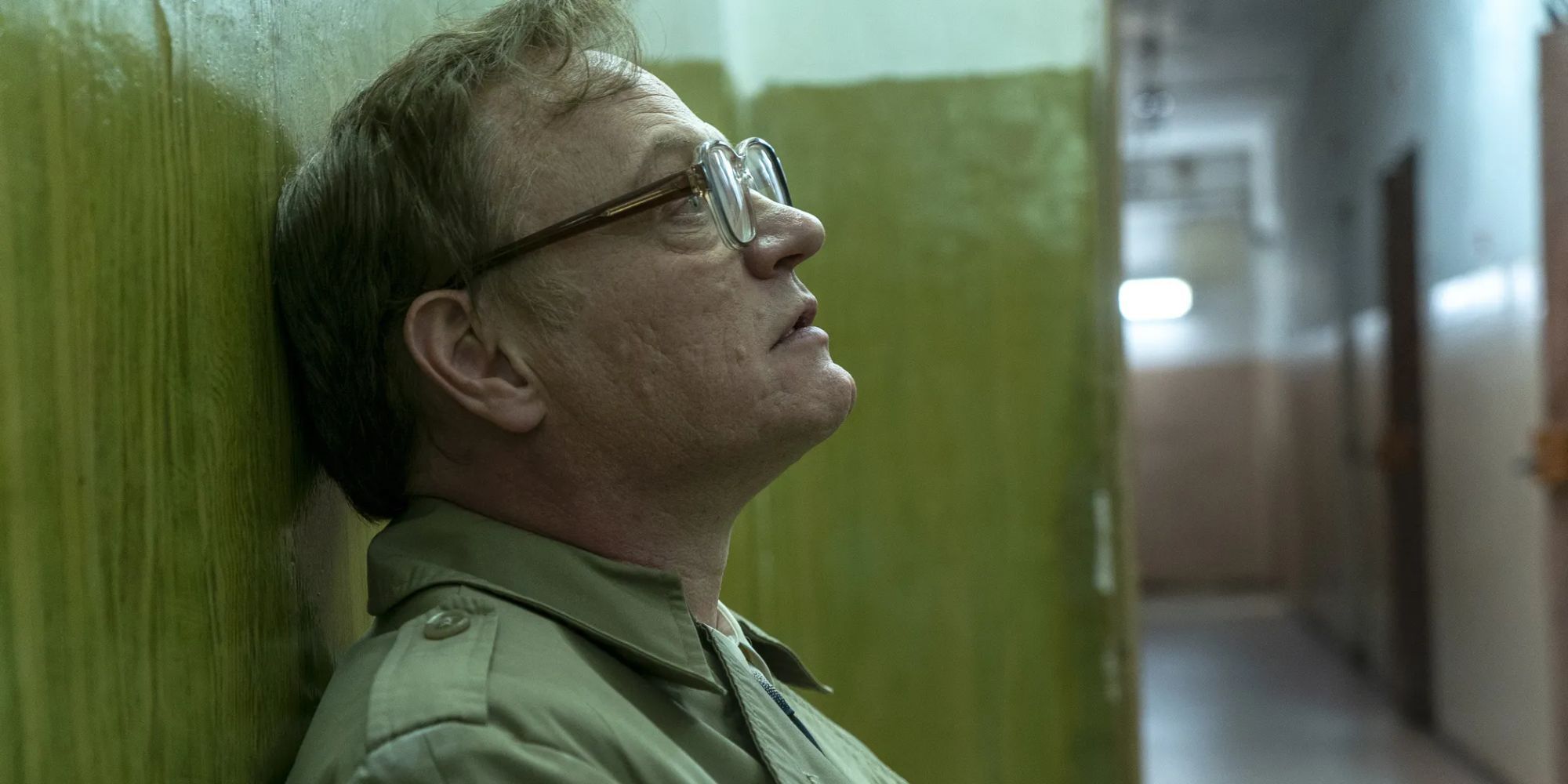 Valery (Jared Harris) appoggiato al muro in stato di shock durante Chernobyl
