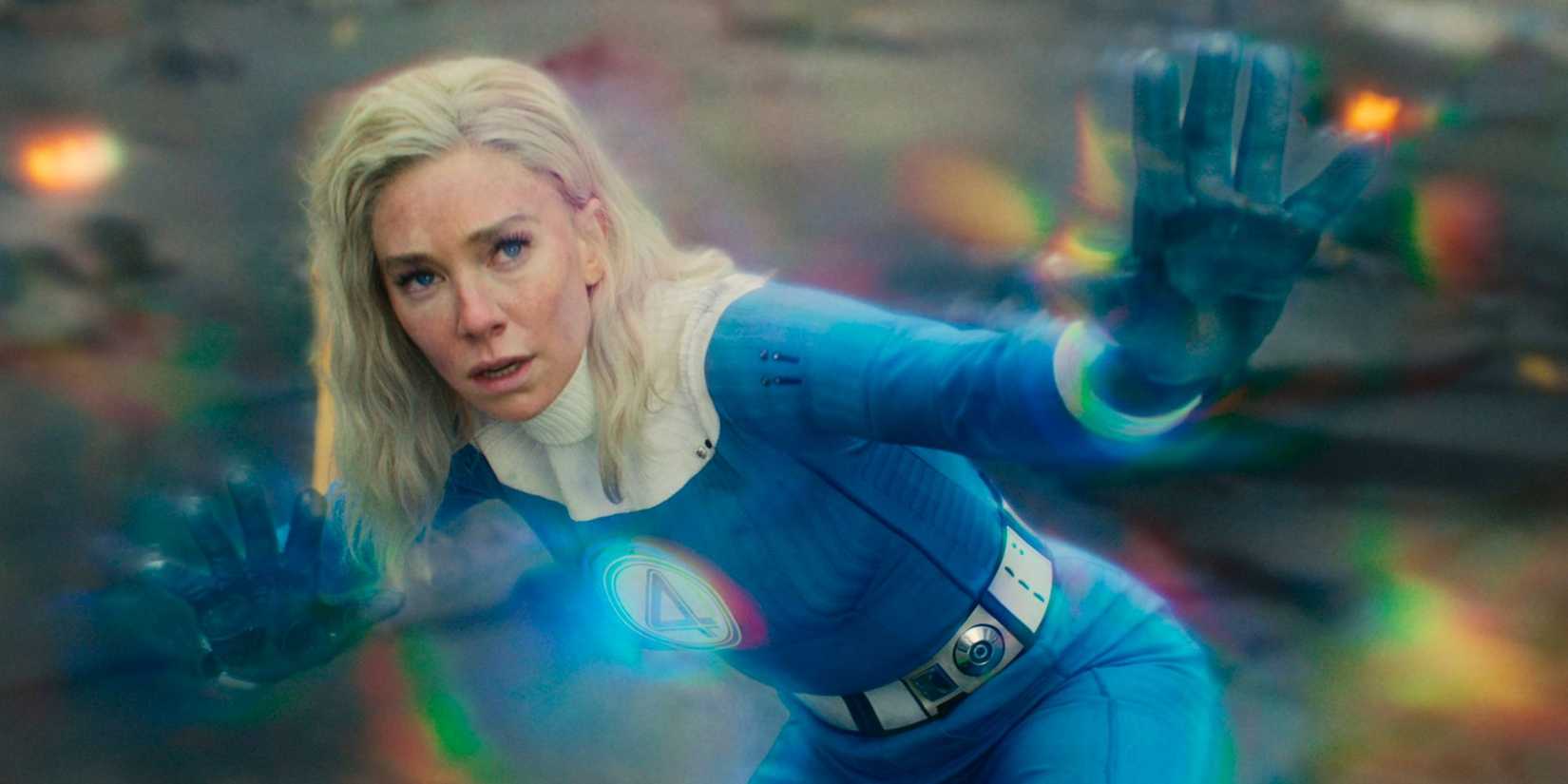Mulher Invisível usando seus poderes em batalha.