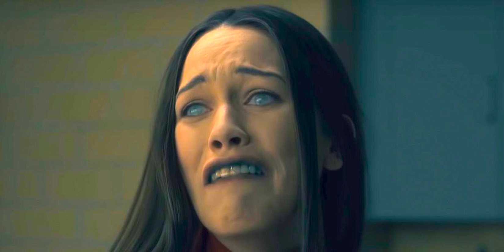 Victoria Pedretti's Nell with ghostly eyes in The Haunting of Hill House