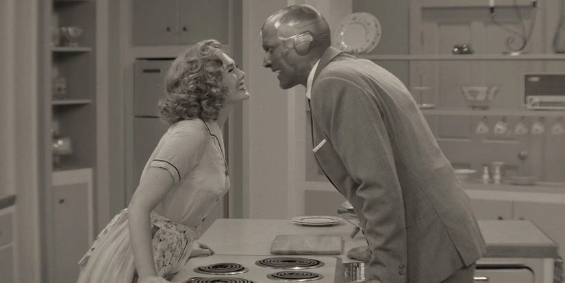 Wanda e Visão sorrindo um para o outro em WandaVision