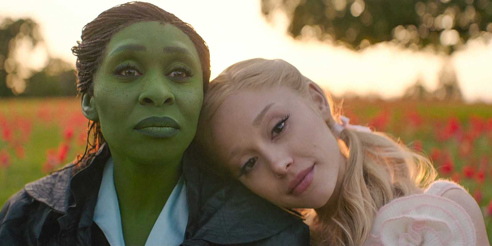 Glinda (Ariana Grande) apoiando a cabeça no ombro de Elphaba (Cynthia Erivo) em Wicked: For Good