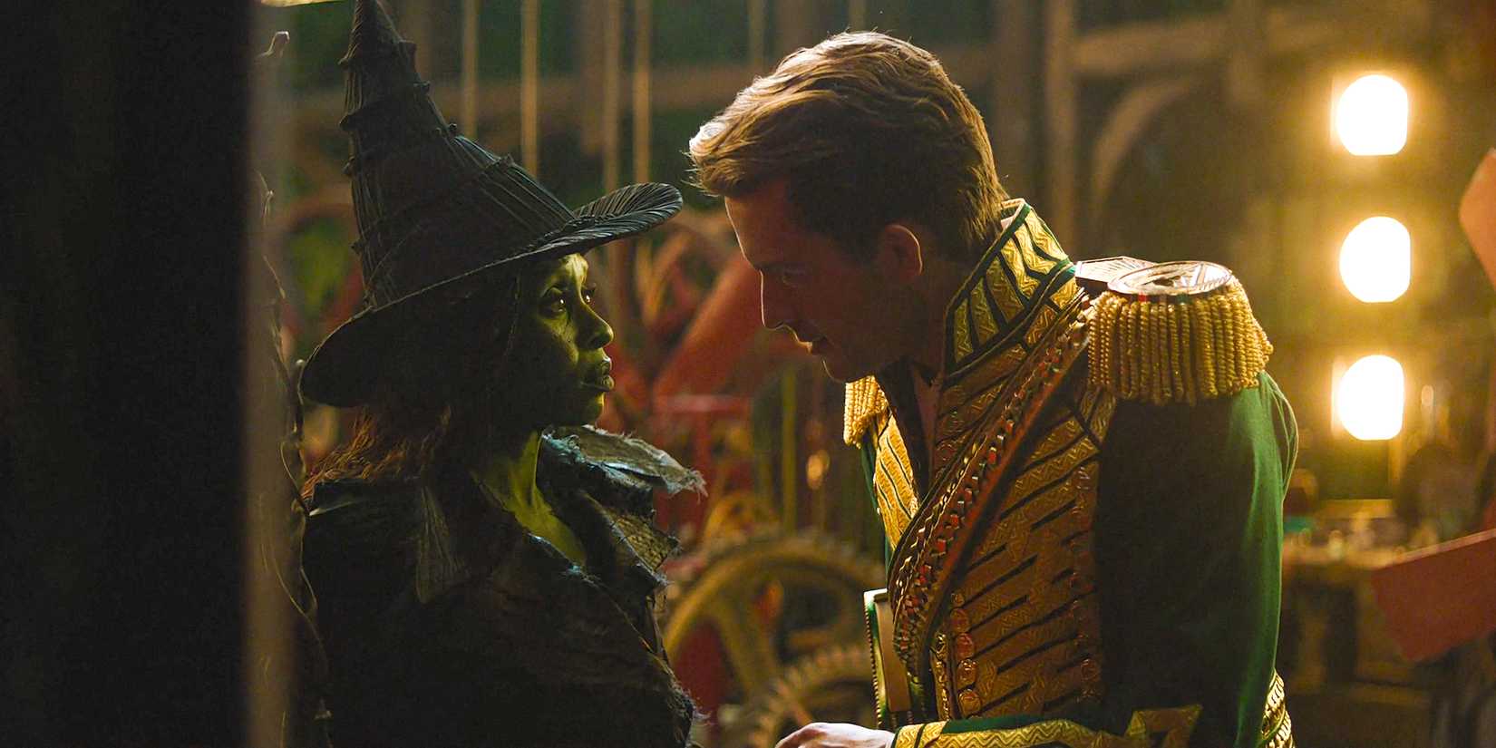 Fiyero (Jonathan Bailey) e Elphaba (Cynthia Erivo) se olhando intensamente em Wicked: For Good