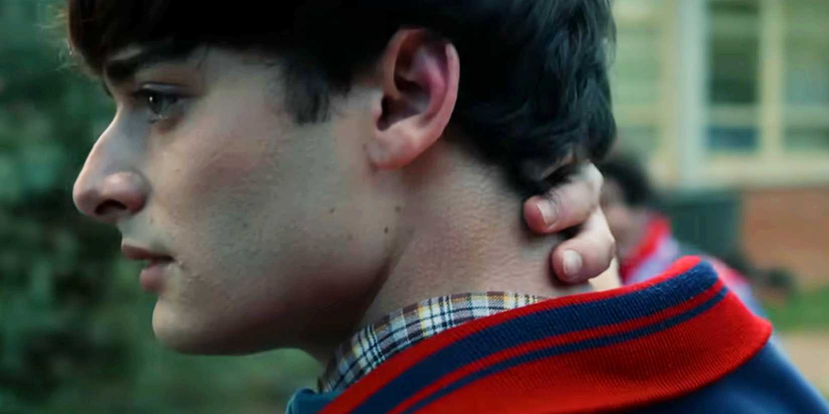 Will Byers no trailer teaser da 5ª temporada de Stranger Things, tocando os dedos na nuca