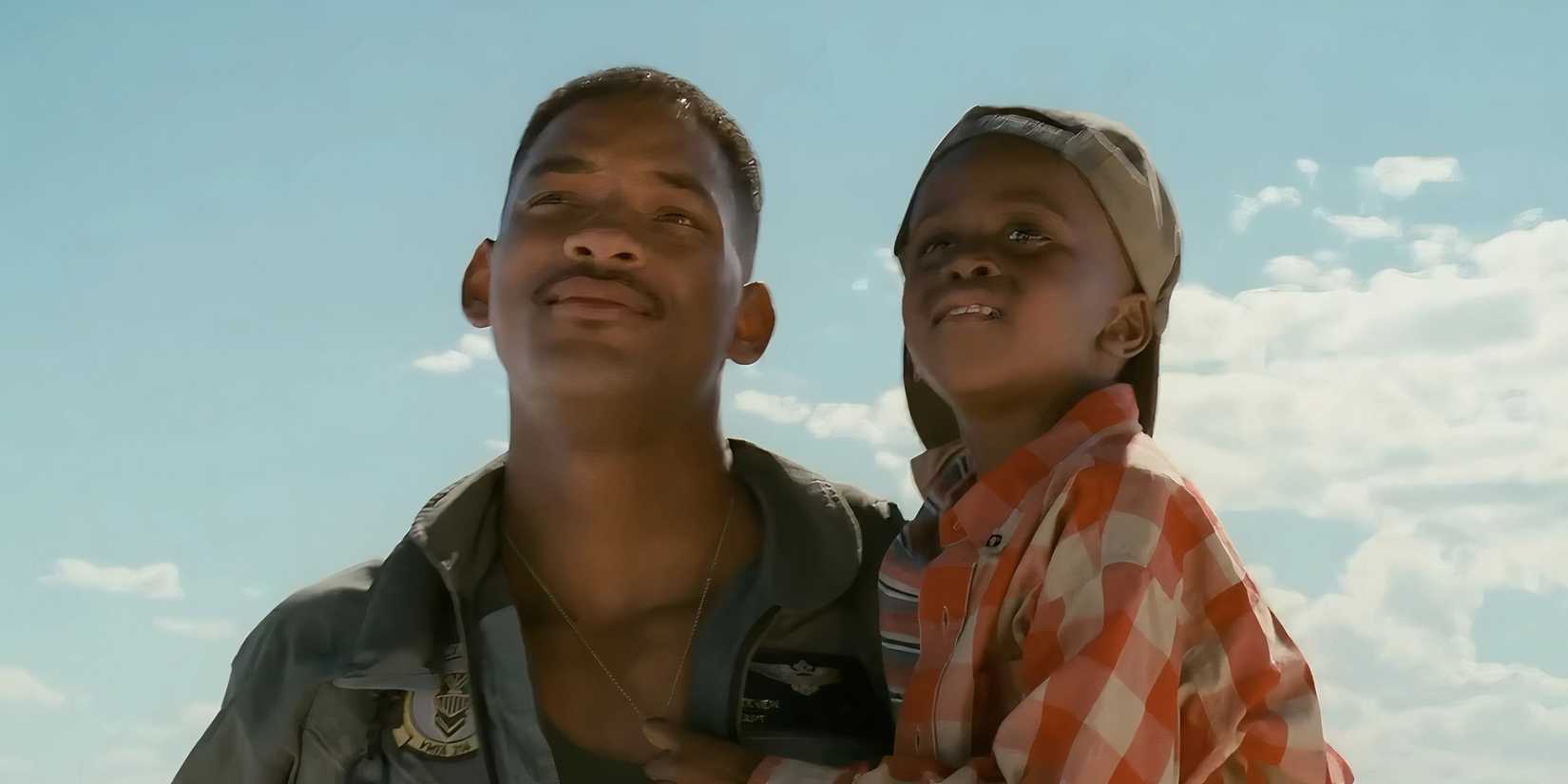 Will Smith as Captain Steven Hiller holding his son in Independence Day