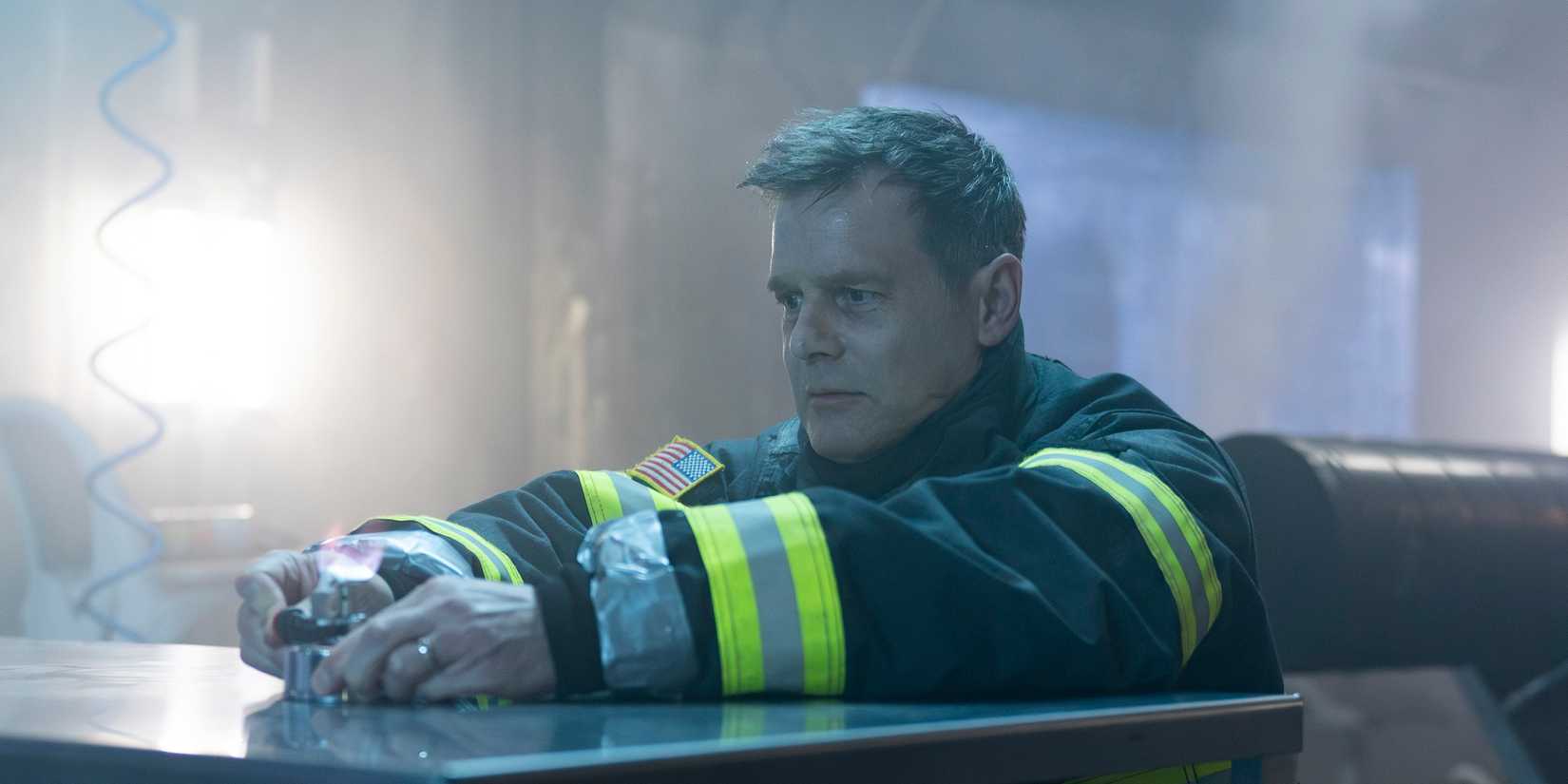 Peter Krause como Bobby Nash em 9-1-1