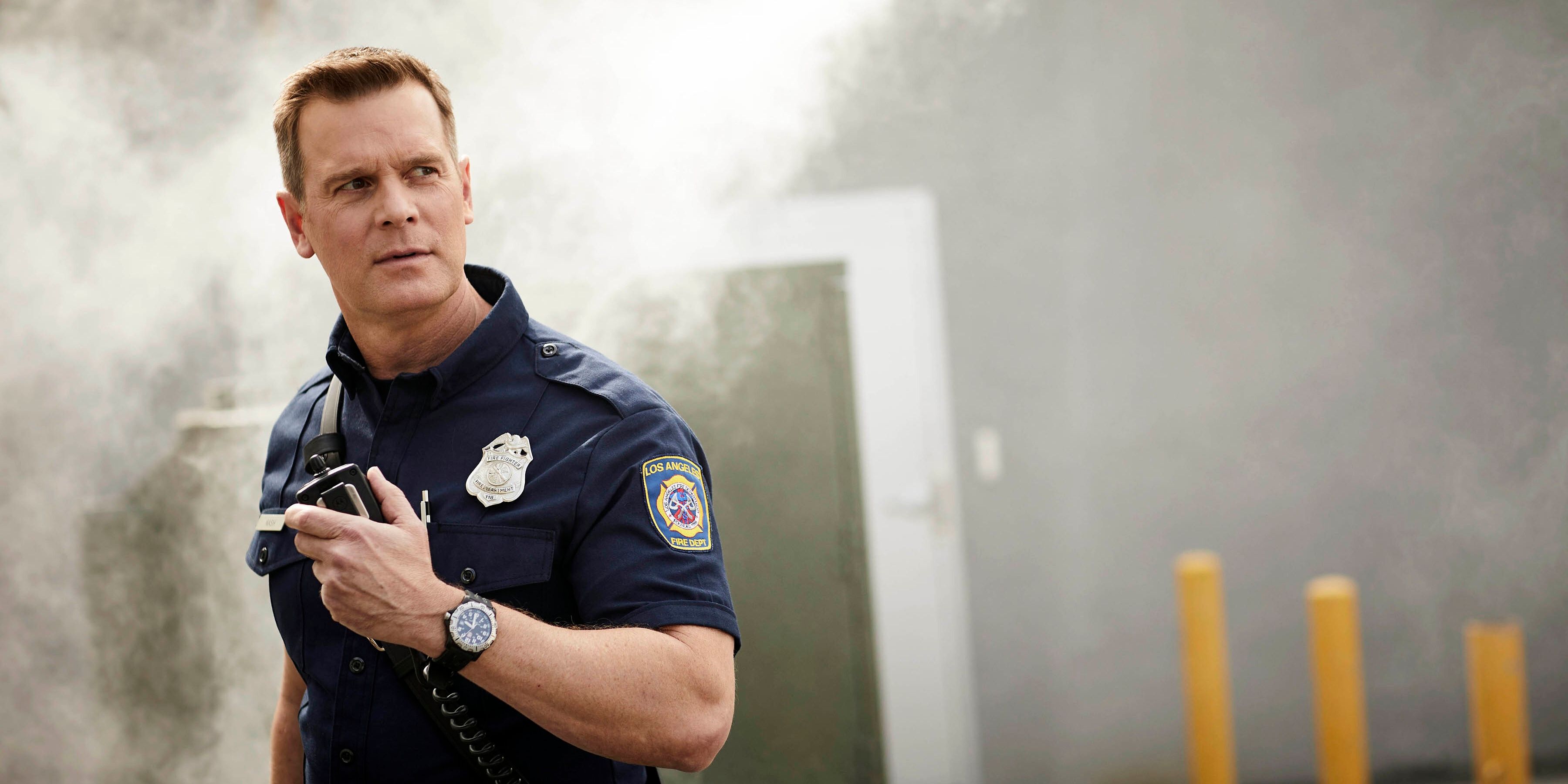 Peter Krause nel ruolo di Bobby Nash in 9-1-1