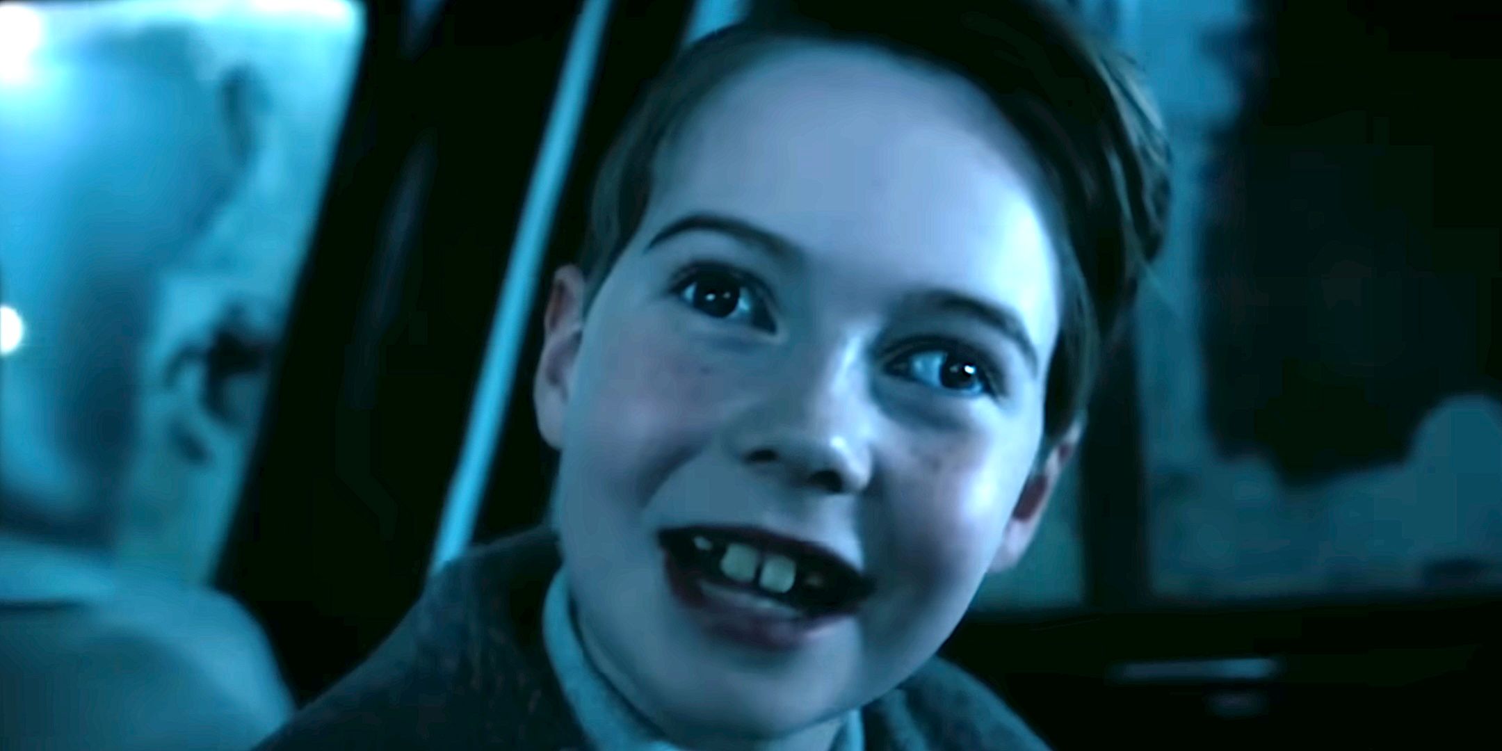 Bambino sorride con gli occhi inquietanti di Pennywise nel trailer.