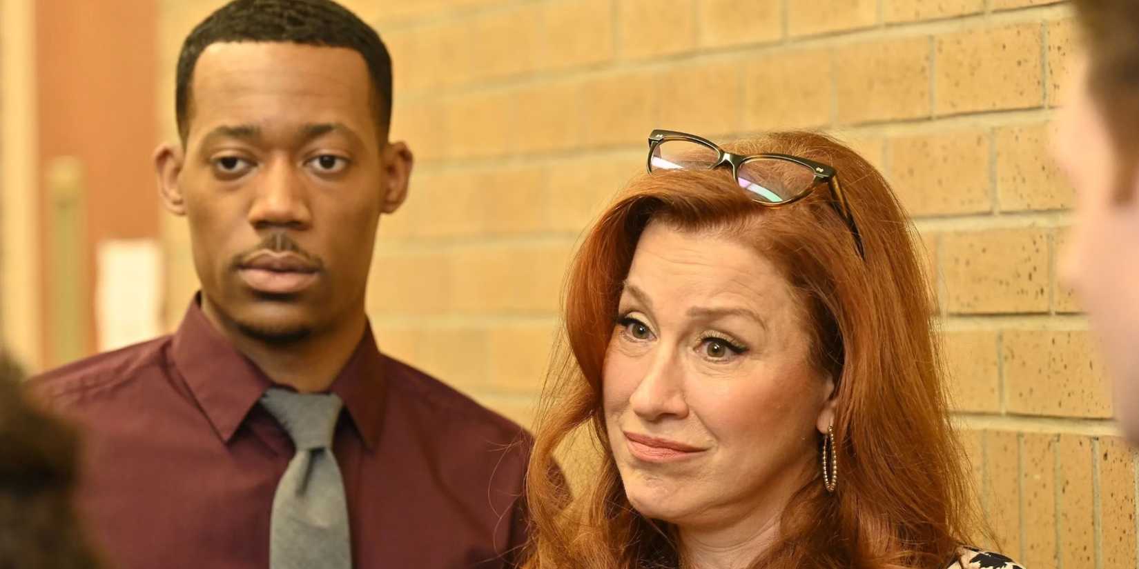 Um close de Gregory e Melissa com cara de decepção em Abbott Elementary