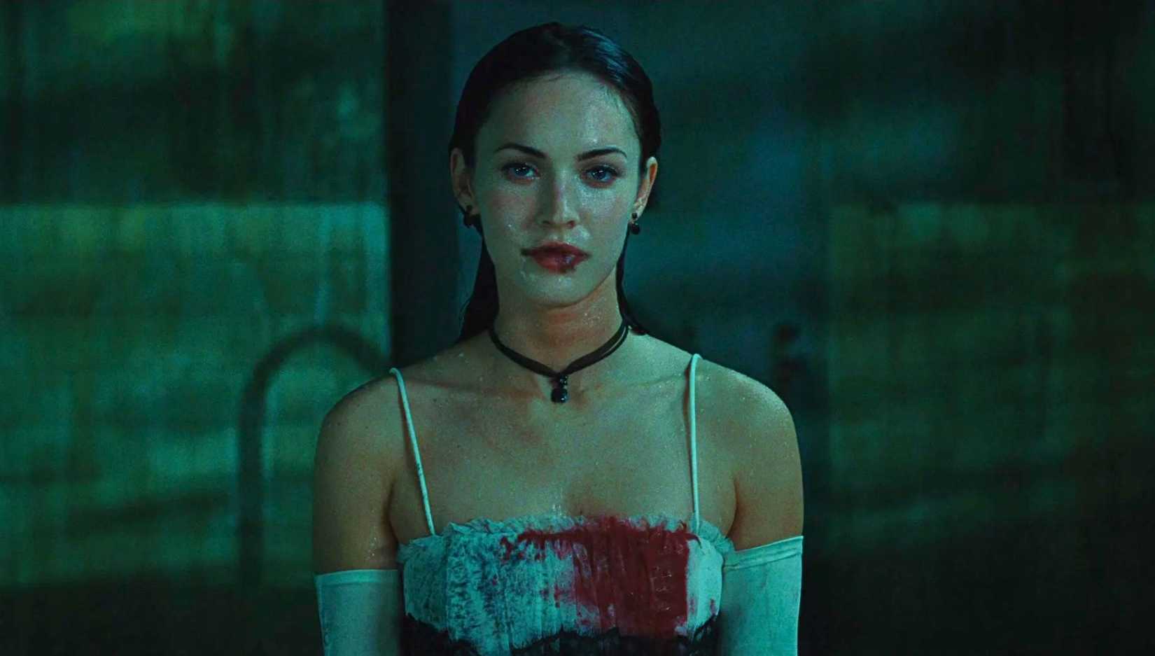 Megan Fox em Jennifer's Body com um vestido de baile.