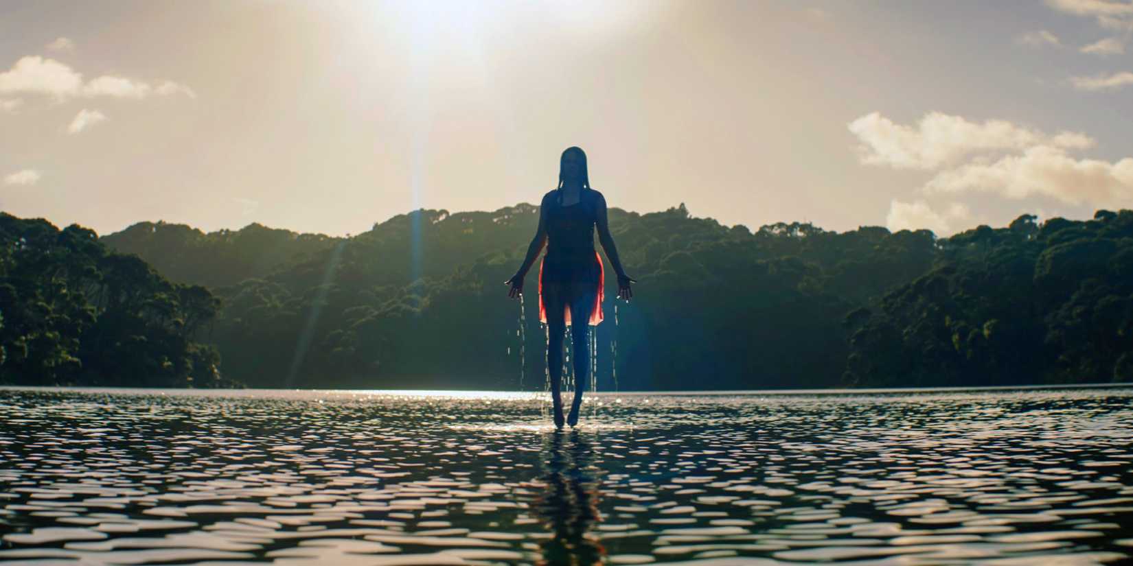 A woman floats on water in Evil ᴅᴇᴀᴅ Rise