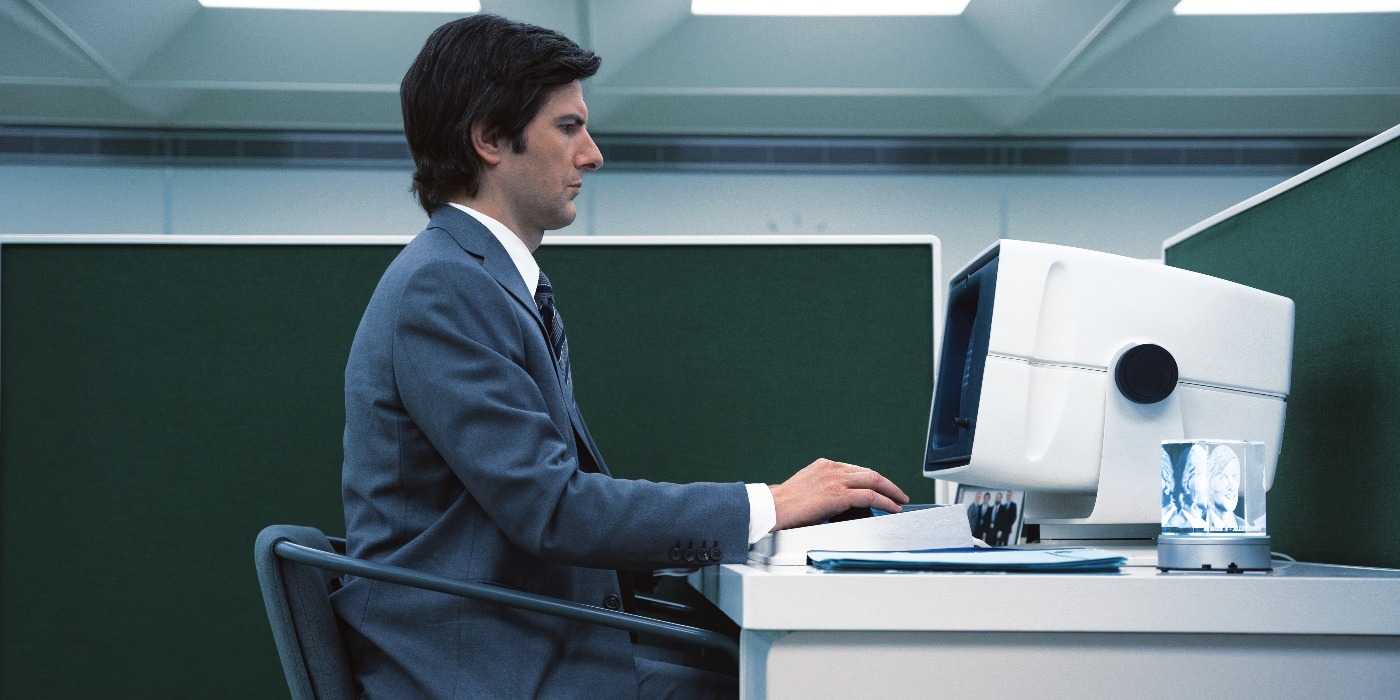 Adam Scott como Mark S em cena de Severance.