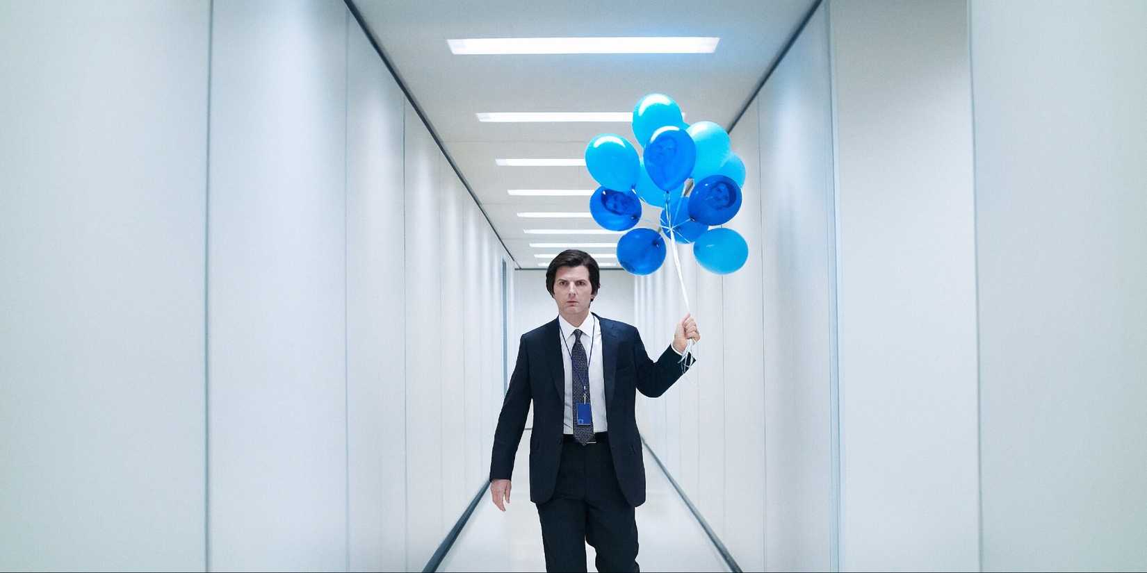Adam Scott caminha por um corredor com balões em Severance