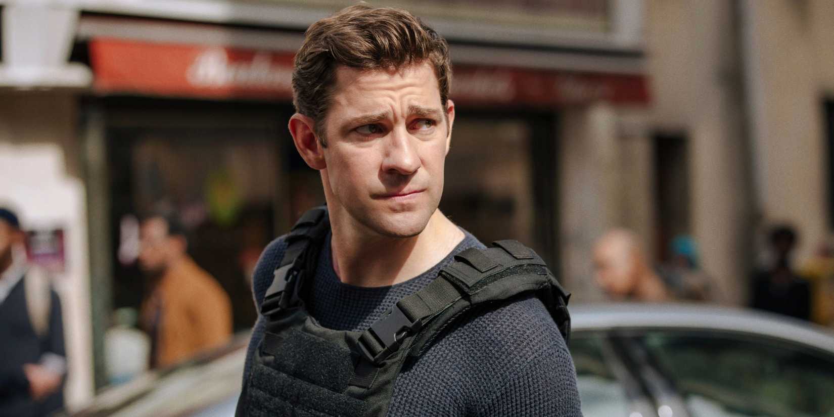 Jack Ryan olhando para algo suspeito em Jack Ryan