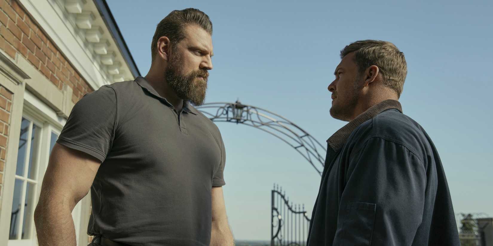 Reacher em um confronto com um homem maior na série Reacher.