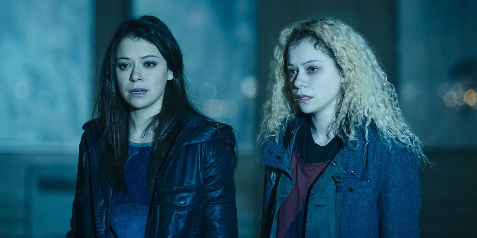 Tatiana Maslany como Sarah e Helena em Orphan Black, com penteados e roupas diferentes.