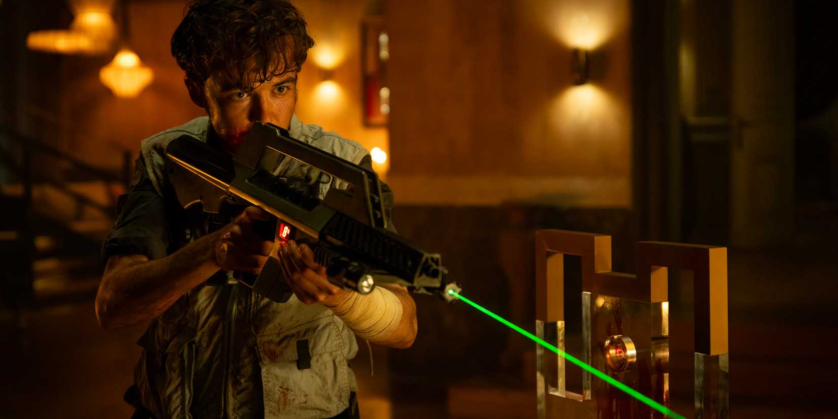 Hermit con pistola in Alien: Earth