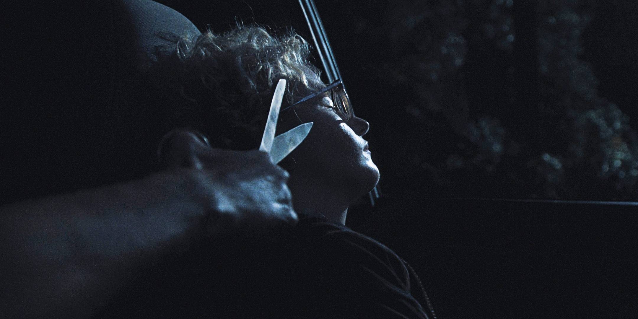 Alex's mom cutting Justine's hair in the car in Weapons