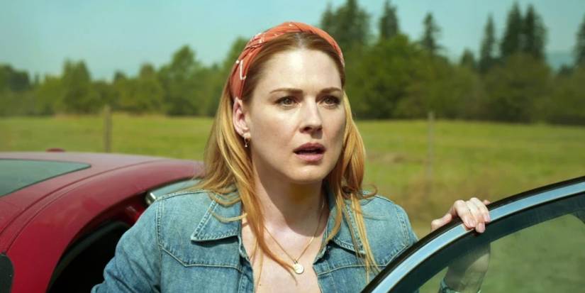Alexandra Breckenridge in Virgin River sieht schockiert aus, als sie aus dem Auto steigt