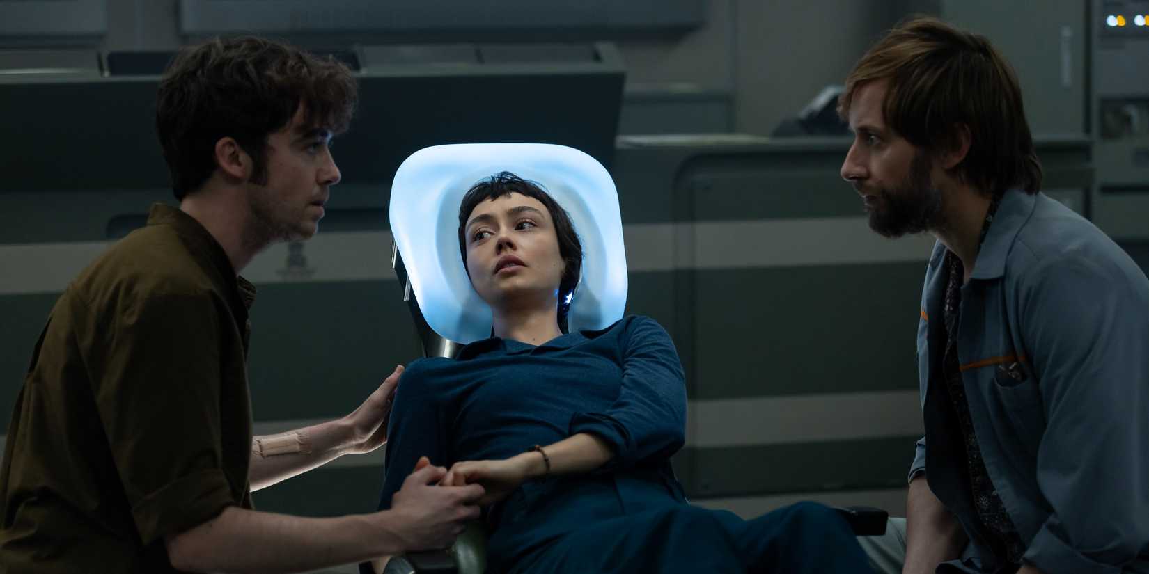 Alex Lawther en tant qu'ermite, Sydney Chandler en tant que Wendy et David Rysdahl comme Arthur dans Elien Earth Episode 4_1