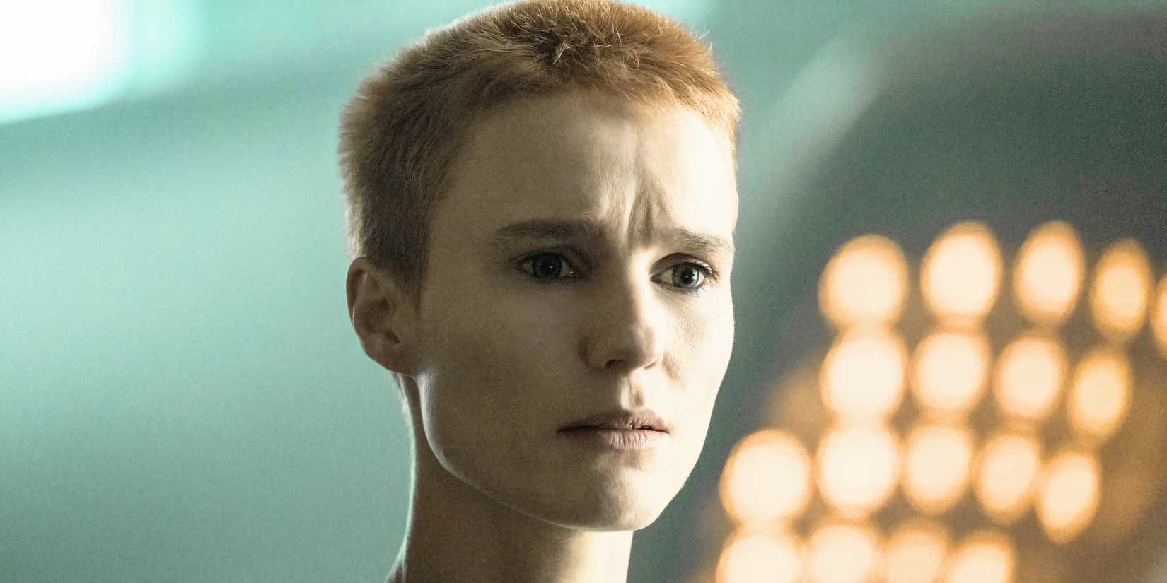 Amanda Collins em cena de Raised By Wolves