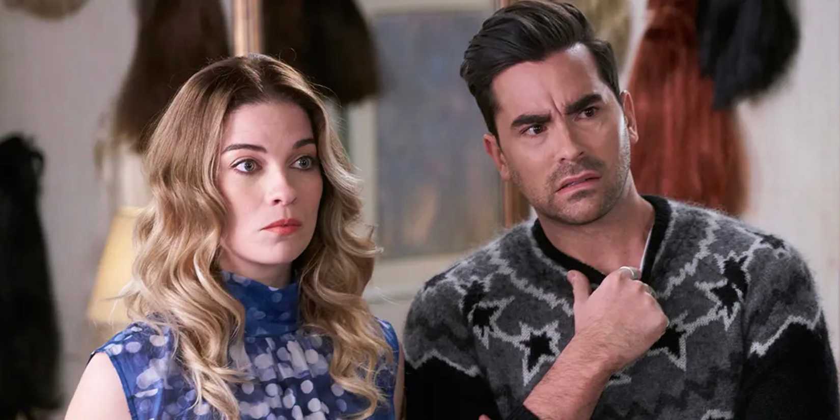 Alexis de Annie Murphy e David de Dan Levy parecem preocupados enquanto olham para algo em Schitt's Creek.