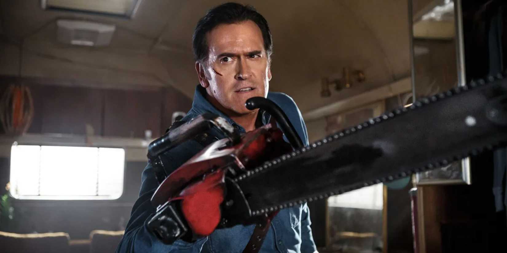 Ash (Bruce Campbell) holding up a chainsaw in Ash vs Evil ᴅᴇᴀᴅ.