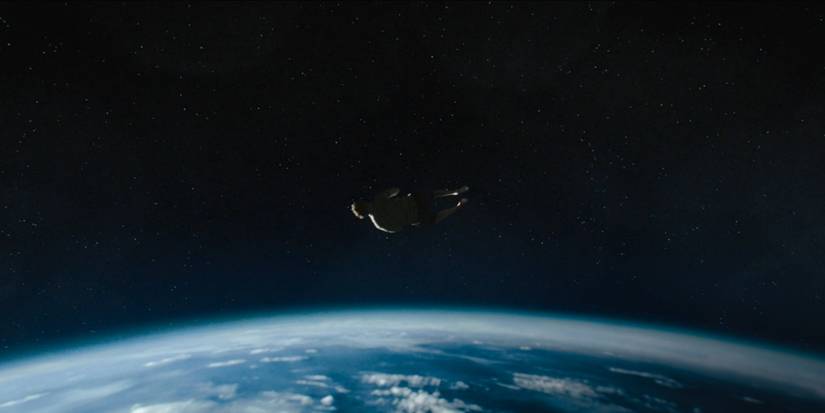 Asher flutua pelo espaço em The Curse