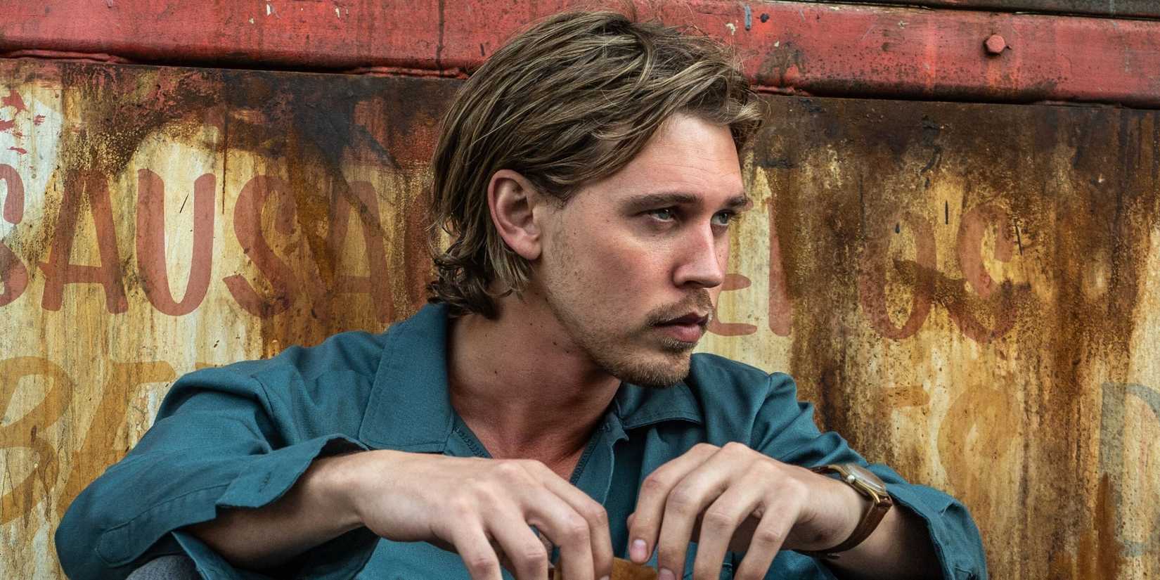 Austin Butler as Hank Thompson sitting down exhausted in Caught Stealing