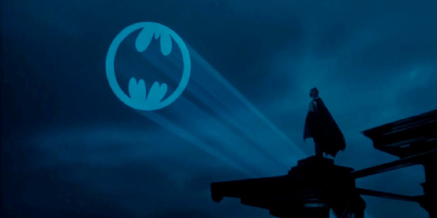 Batman su tetti guardando il segnale del pipistrello alla fine del film (1989)