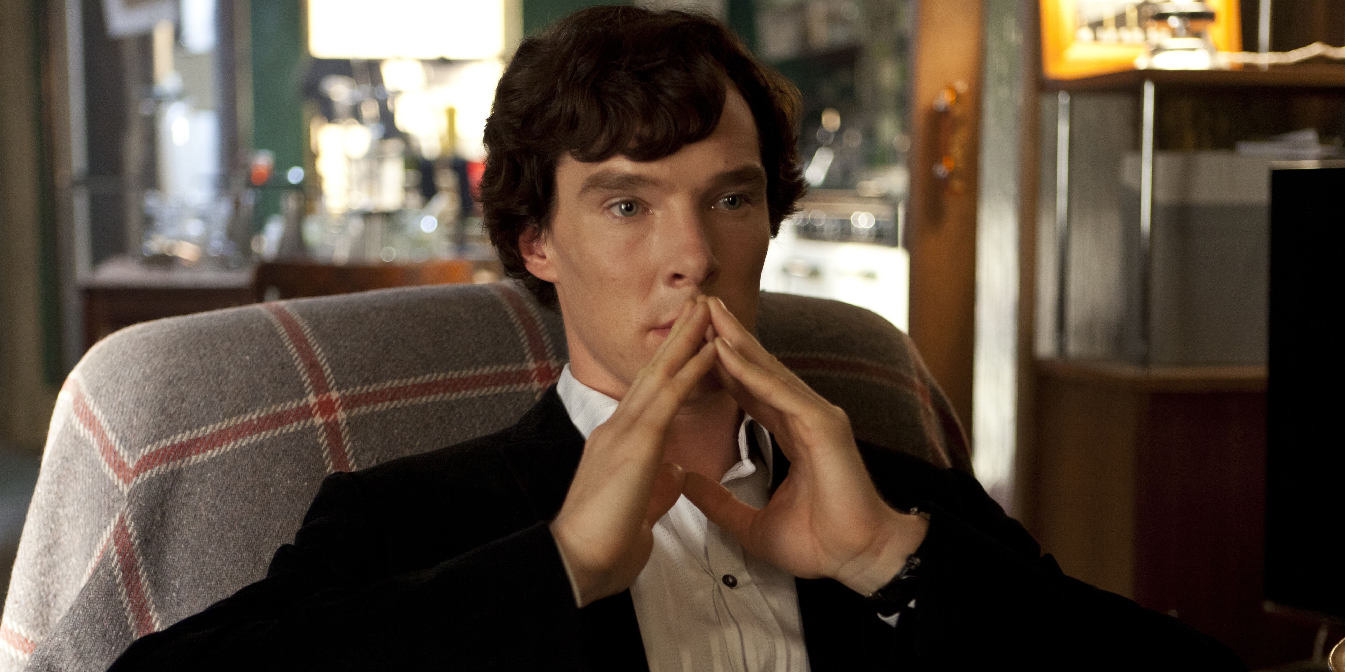 Benedict Cumberbatch como Sherlock Holmes em uma cena da 2ª temporada.