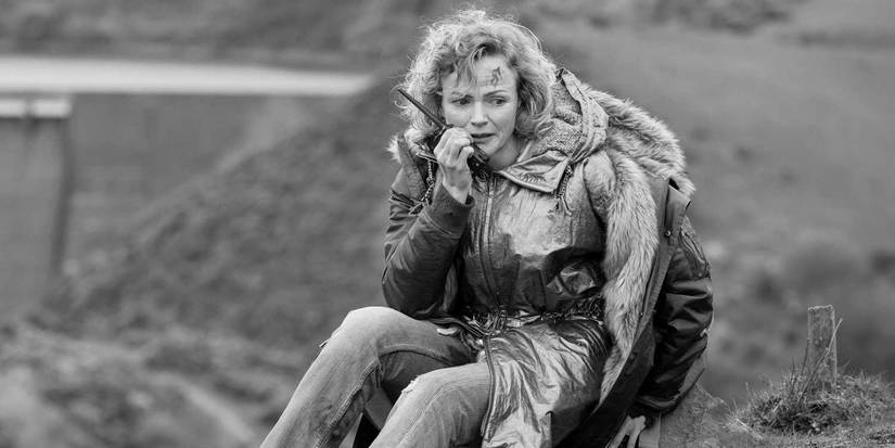 Maxine Peake sentada e falando em um walkie-talkie no episódio Metalhead de Black Mirror