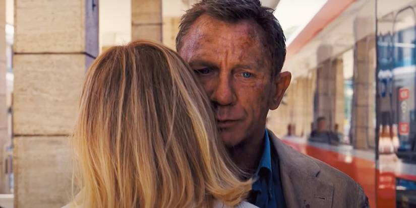Bond hugging Madeline and not enjoying it in No Time To Die