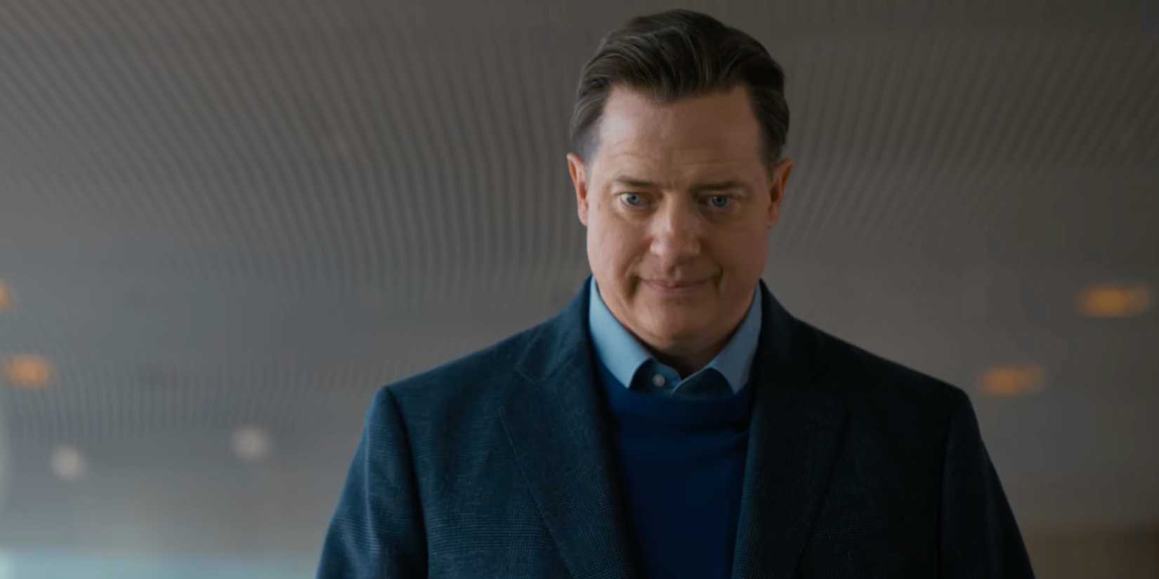 Brendan Fraser in Rental Family trägt einen Anzug und blickt nach unten 