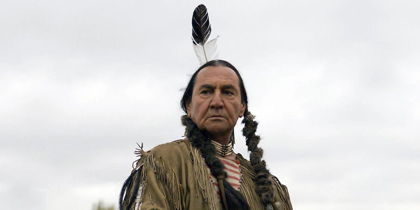 Sitting Bull osserva severamente