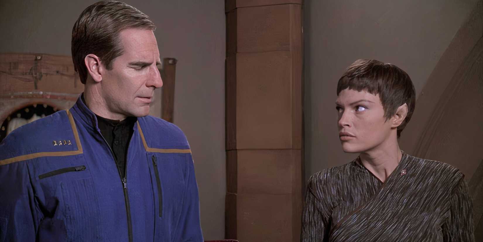 Captain Archer and T'Pol look at each other on Star Trek Enterprise