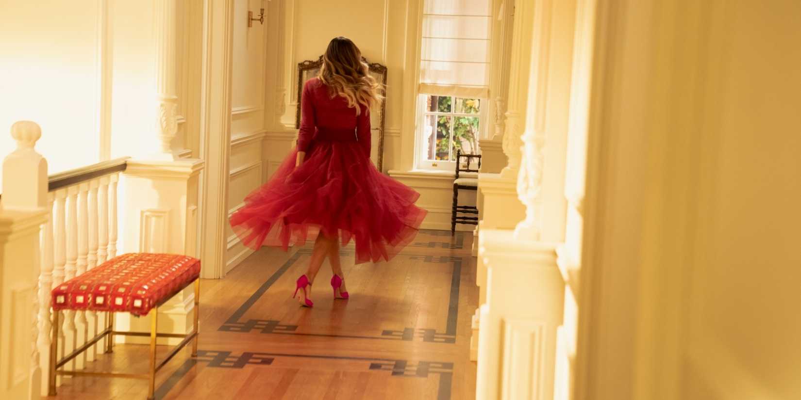 Carrie Bradshaw (Sarah Jessica Parker) dancing in her home in the And Just Like That season 3 finale