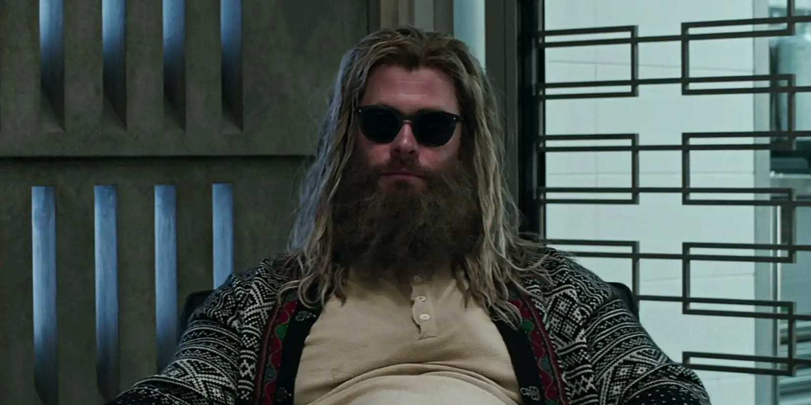 Thor gordo de Chris Hemsworth dorme na sede dos Vingadores em Ultimato