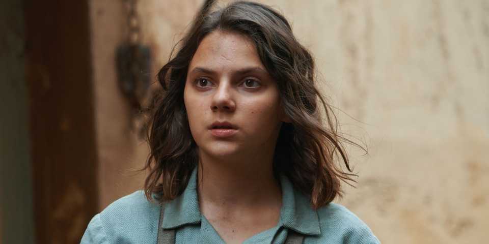 Dafne Keen as Lyra Belacqua looking despondent in His Dark Materials