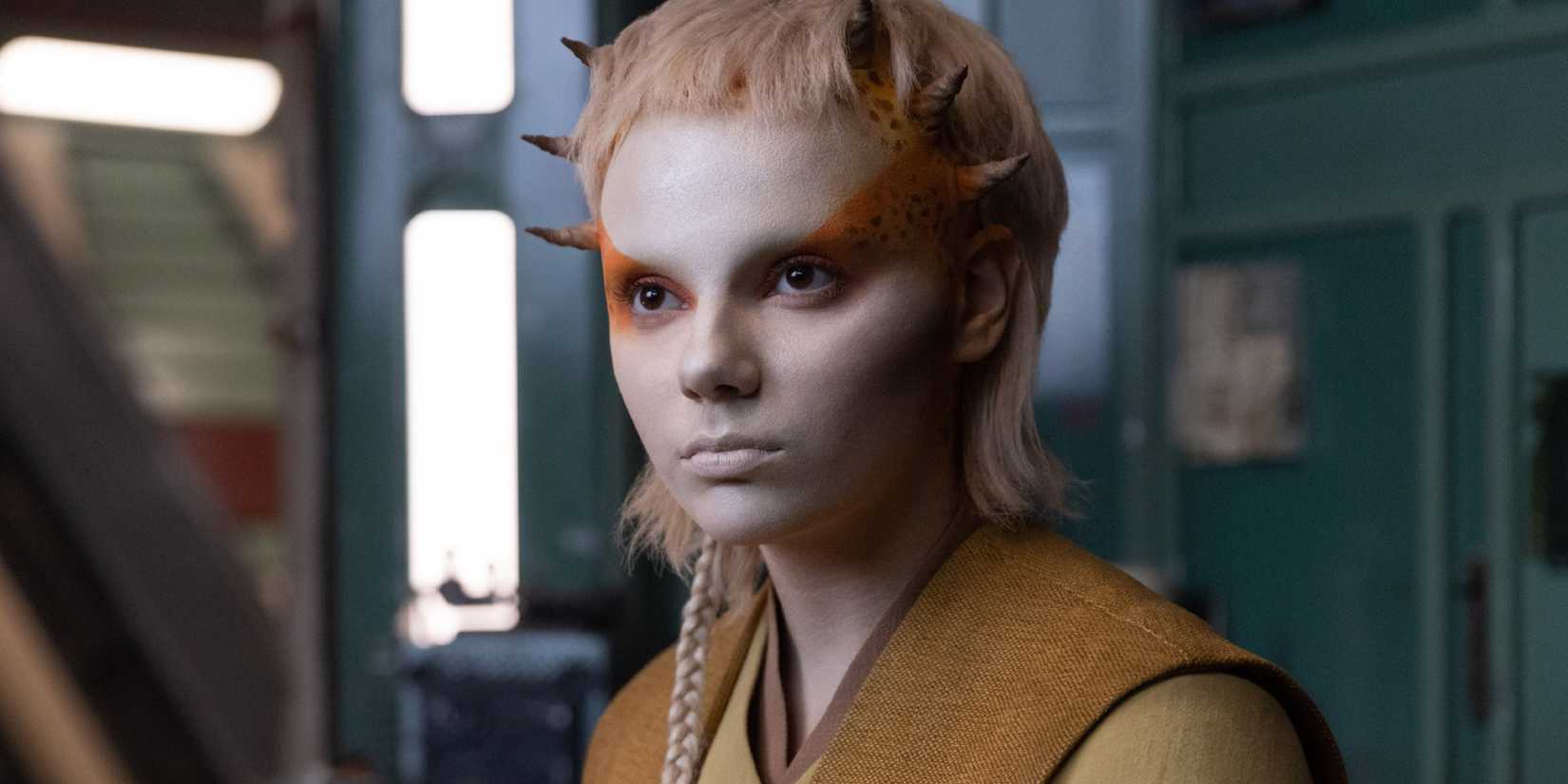 Dafne Keen como Jecki Lon olhando para frente em The Acolyte